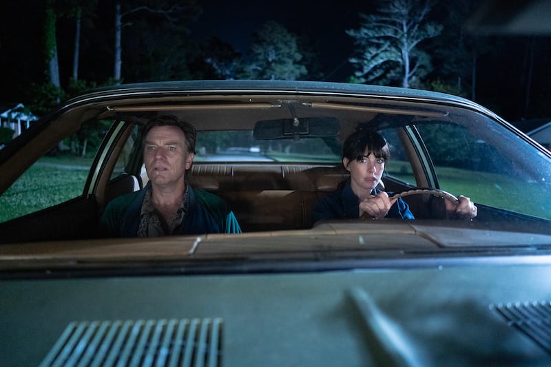 Ewan McGregor and Anne Hathaway in The End of Oak Street