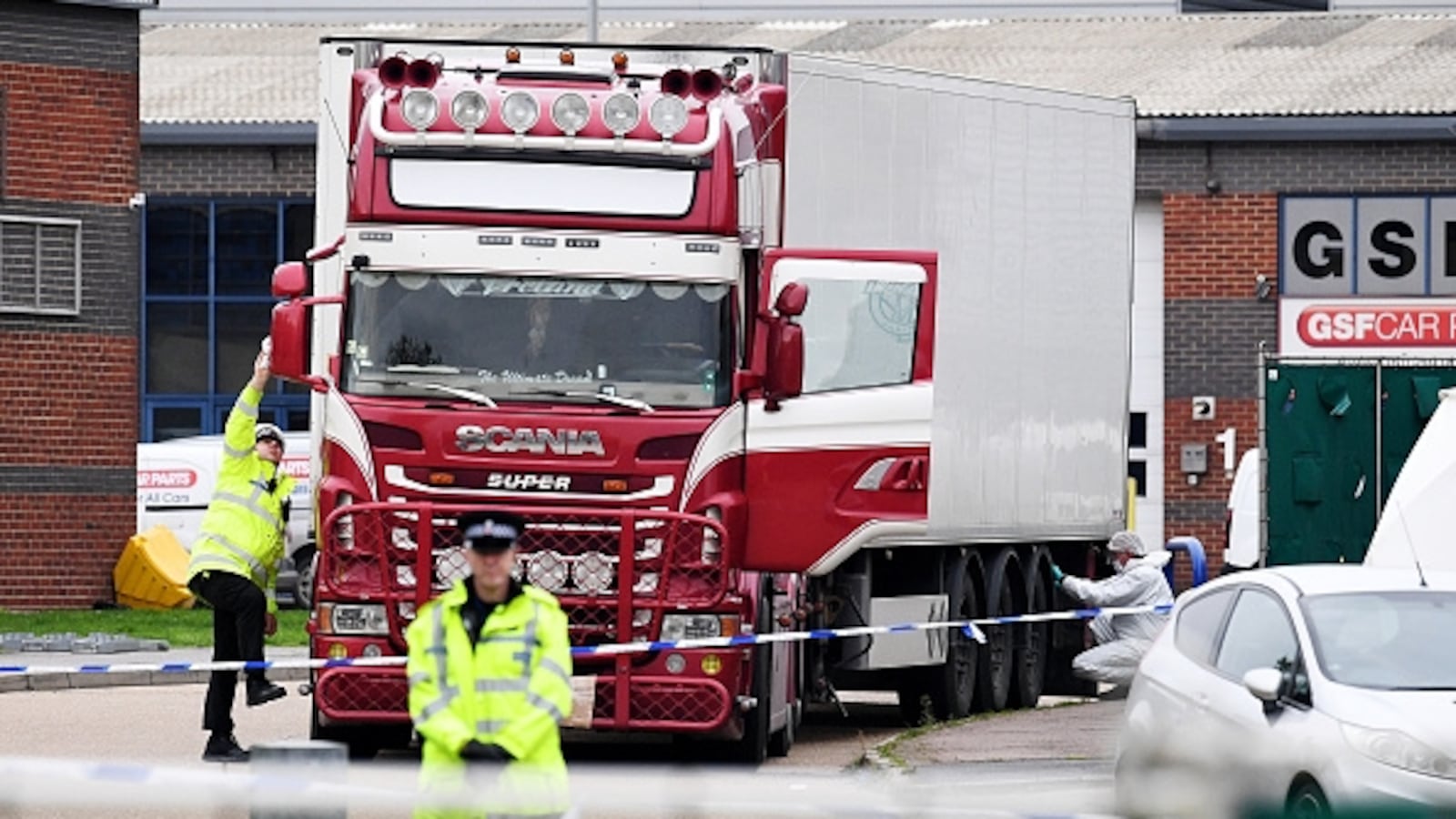 THURROCK, ENGLAND - OCTOBER 23: Police and forensic officers investigate a lorry in which 39 bodies were discovered in the trailer, as they prepare move the vehicle from the site on October 23, 2019 in Thurrock, England. The lorry was discovered early Wednesday morning in Waterglade Industrial Park on Eastern Avenue in the town of Grays. Authorities said they believed the lorry originated in Bulgaria. (Photo by Leon Neal/Getty Images)