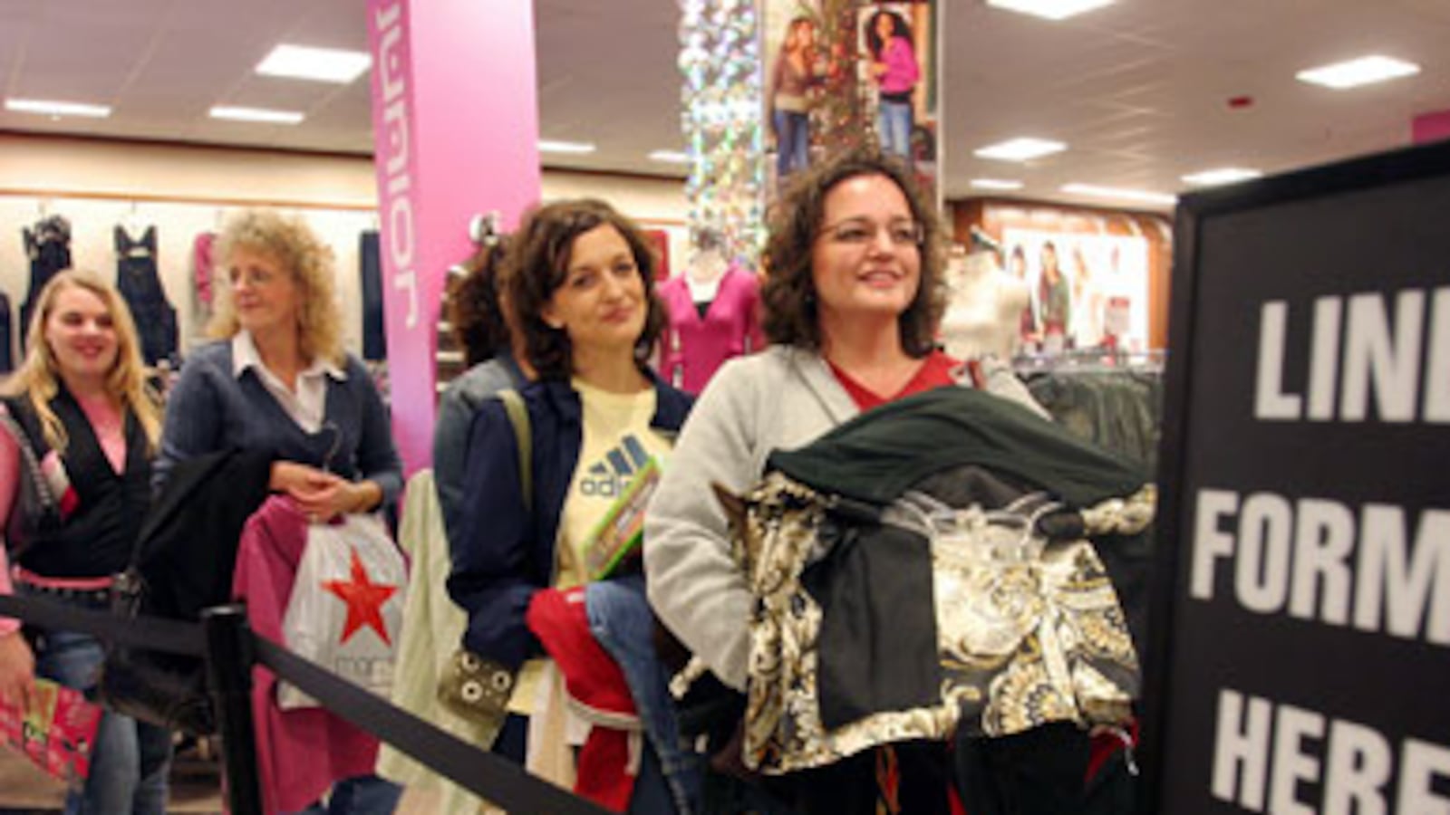 articles/2010/12/25/holiday-coupon-generosity-a-christmas-miracle/frey-shopping-coupons_149476_vd2w4z