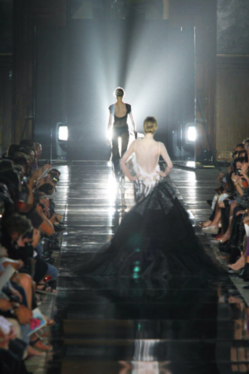 galleries/2011/09/30/paris-fashion-week-spring-summer-2012-photos/paris-fashion-week-galliano-2_giyrpz