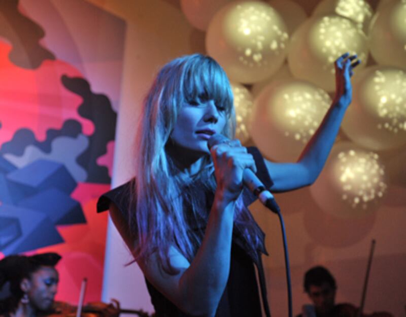 articles/2011/04/01/oh-land-and-eske-kaths-visual-art-at-new-yorks-charles-bank-gallery/stern-oh-land-gallery-launch_fdrz8k