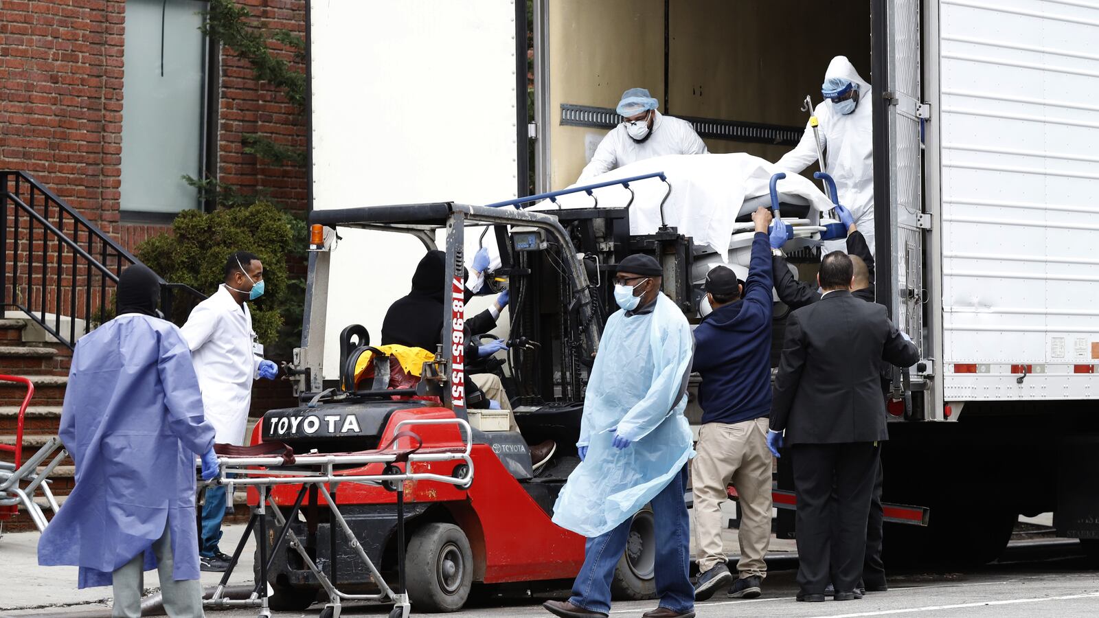 2020-03-31T000000Z_717997229_HP1EG3V19D118_RTRMADP_3_HEALTH-CORONAVIRUS-USA-NEW-YORK_ef82sn