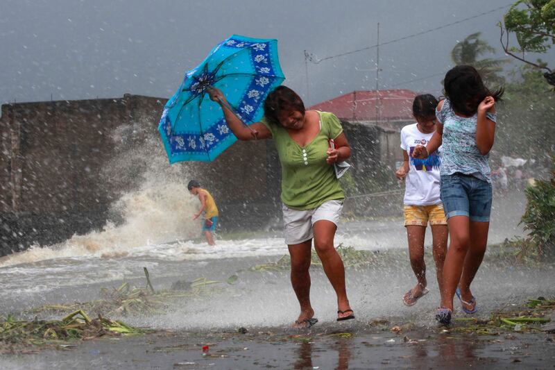 galleries/2013/11/08/monster-typhoon-haiyan-barrels-into-philippines-photos/typhoon-update-5_syijas