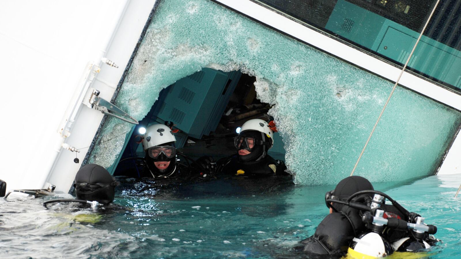 articles/2012/01/20/last-hope-for-costa-concordia-s-missing-as-ship-tanks-risk-bursting/costa-concordia-search-for-surivivors-nadeau_hzmmyc