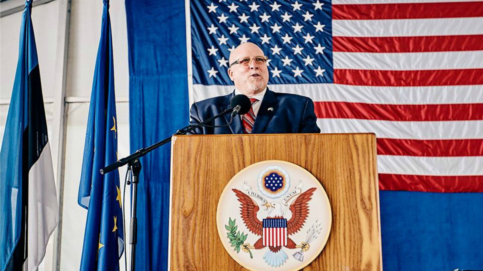 180630-estonia-ambassador-resigns-trump-cheat_afj1om