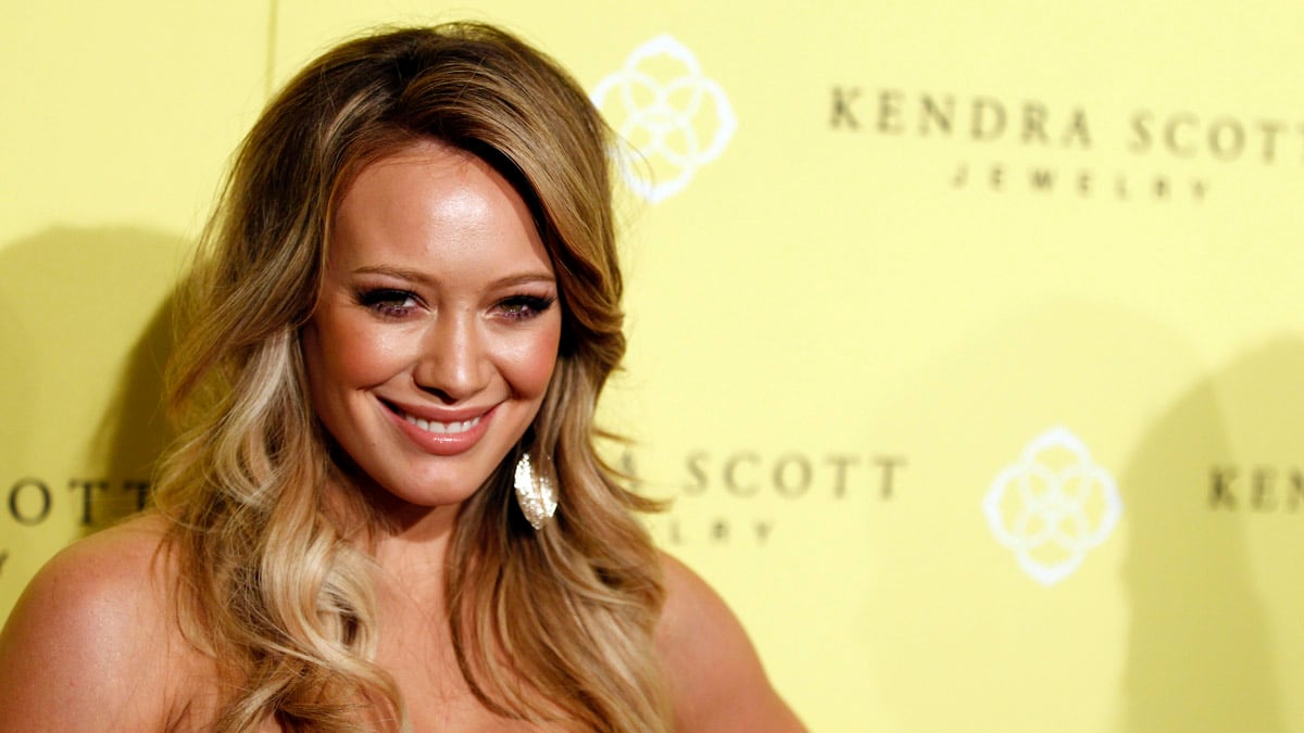 cheats/2011/08/15/mike-comrie-and-hilary-duff-expecting-baby/hilary-duff-cheat_glz6ik