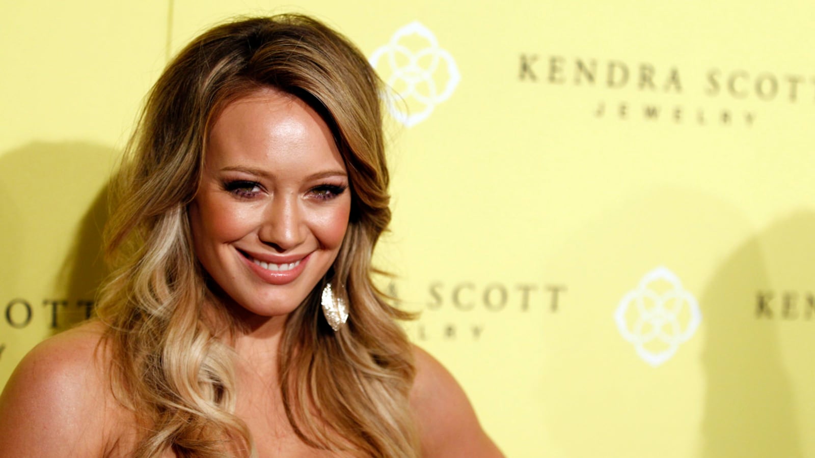 cheats/2011/08/15/mike-comrie-and-hilary-duff-expecting-baby/hilary-duff-cheat_glz6ik