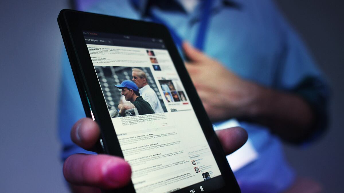 cheats/2011/11/29/kindle-fire-a-black-friday-hit/kindle-fire-outsells-ipad-black-friday-cheat_hbbrrt