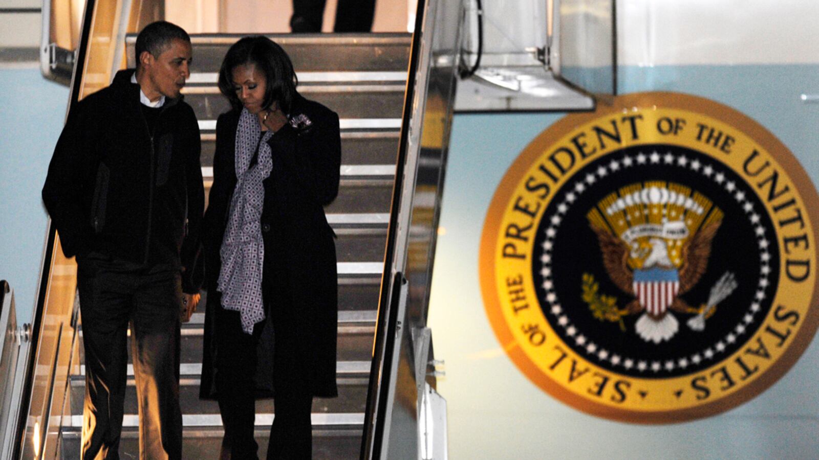 articles/2012/11/06/obama-lands-quietly-on-air-force-one-as-campaign-winds-down/groves-obamas-chicago-air-force-one-tease-embed_q2vjhy