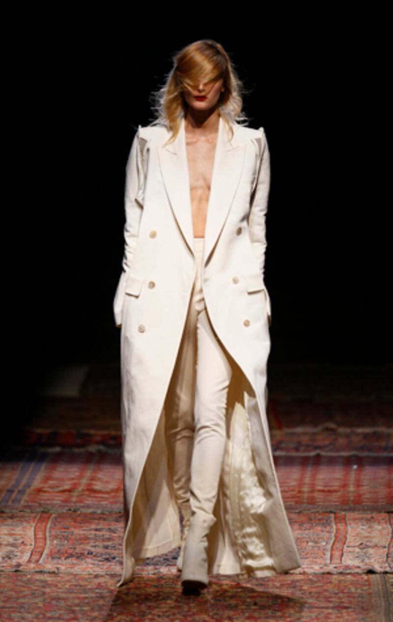 galleries/2011/09/30/paris-fashion-week-spring-summer-2012-photos/margiela-paris-fashion-photos_zyftxf