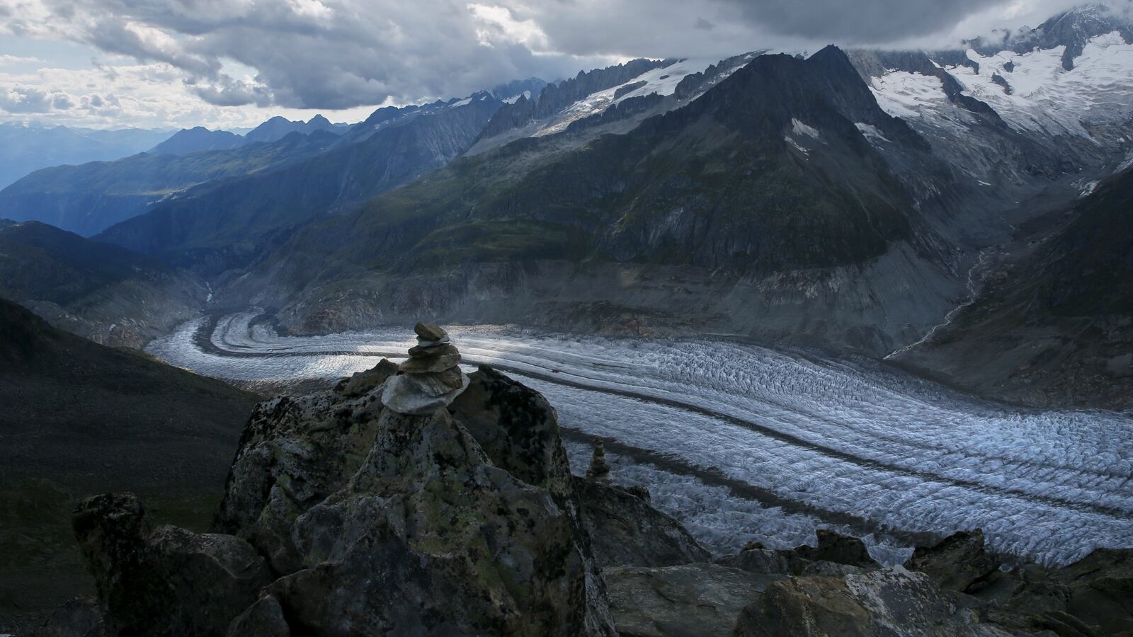 170718-swiss-glacier-bodies-found-cheat_jrfbsv