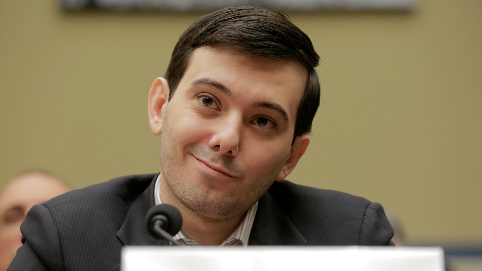 cheats/2016/02/04/shkreli-smirks-pleads-5th-thru-hearing/160204-shkreli-hearing-cheat_dw46np
