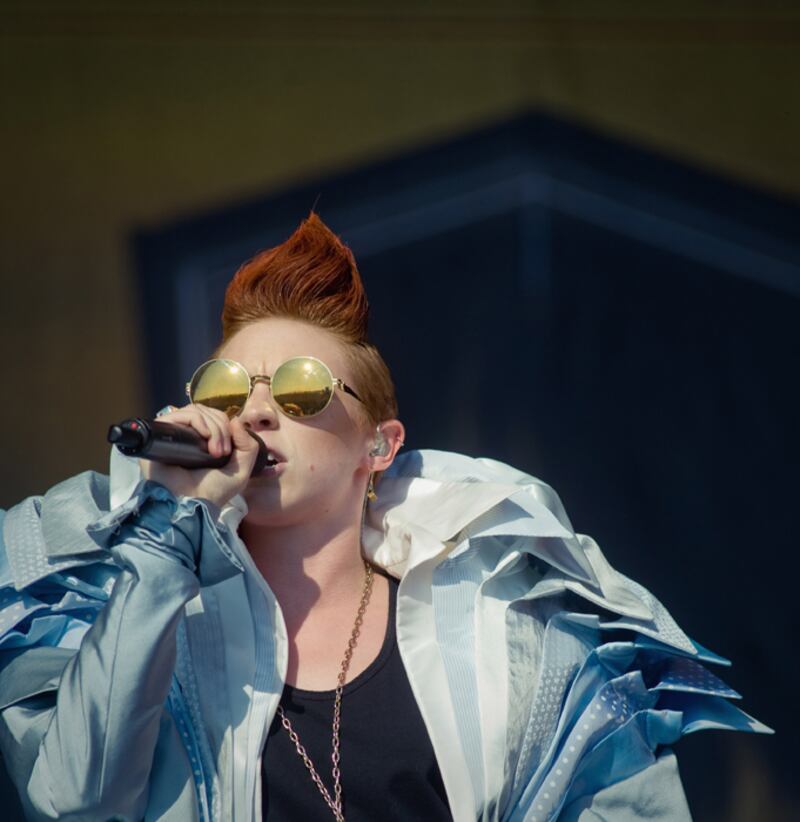 galleries/2012/08/02/pamela-anderson-jeff-holm-more-celebs-who-wear-there-s-something-about-mary-hair-photos/mary-hair-6_ljriij