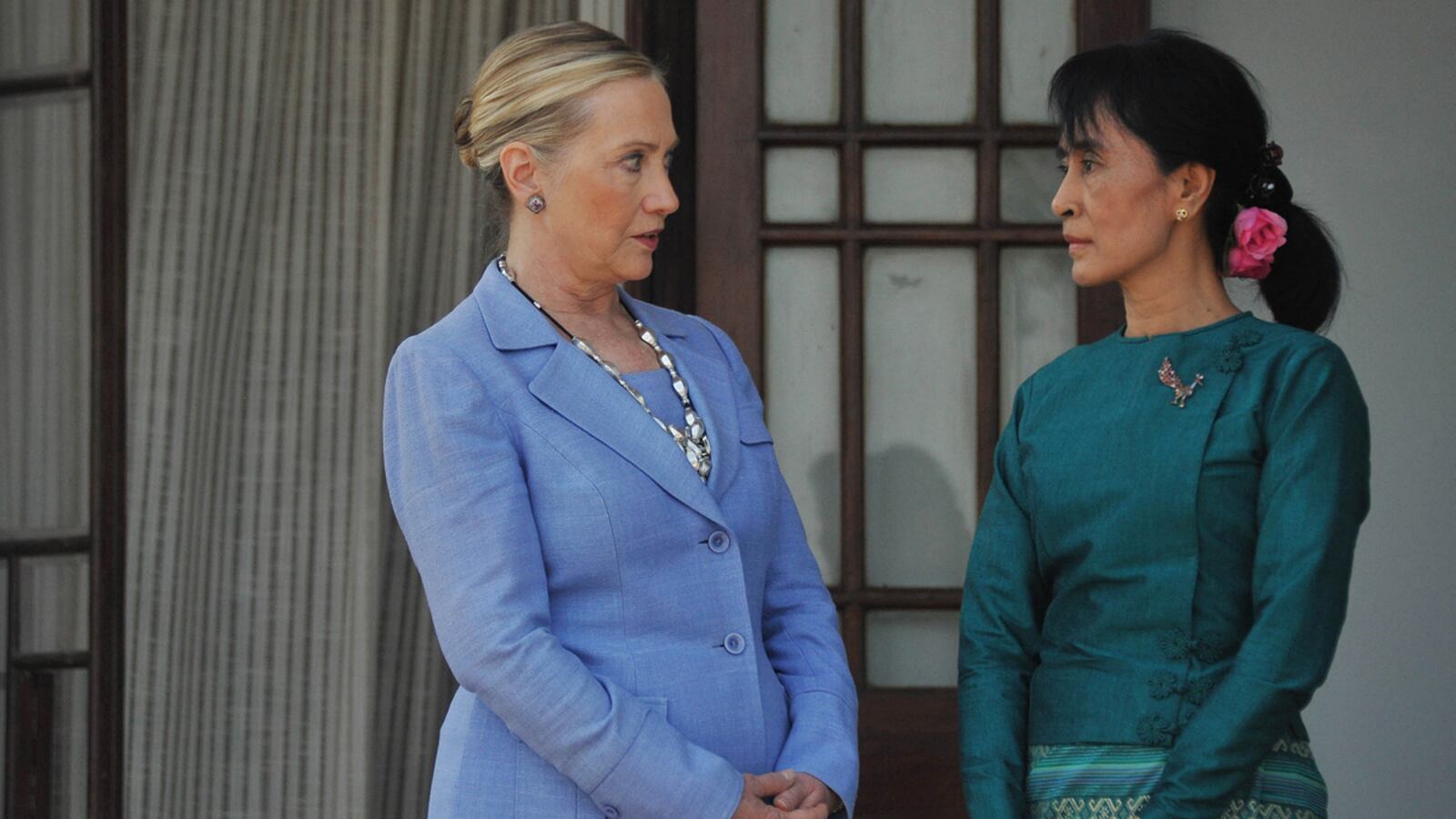 cheats/2011/12/03/burma-legalizes-protest/clinton-burma-cheat_a8n24l