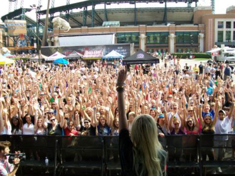 galleries/2010/08/04/celebrity-twitpics/twitpi84---momsen_ixiuou