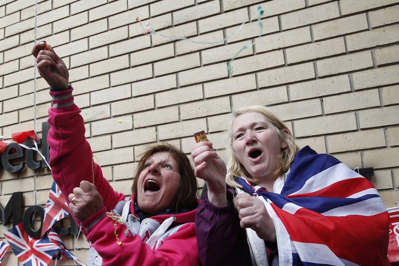 galleries/2015/05/02/royal-baby-excitement-blankets-london-photos/150502-royal-baby-girl-03_vlmij3