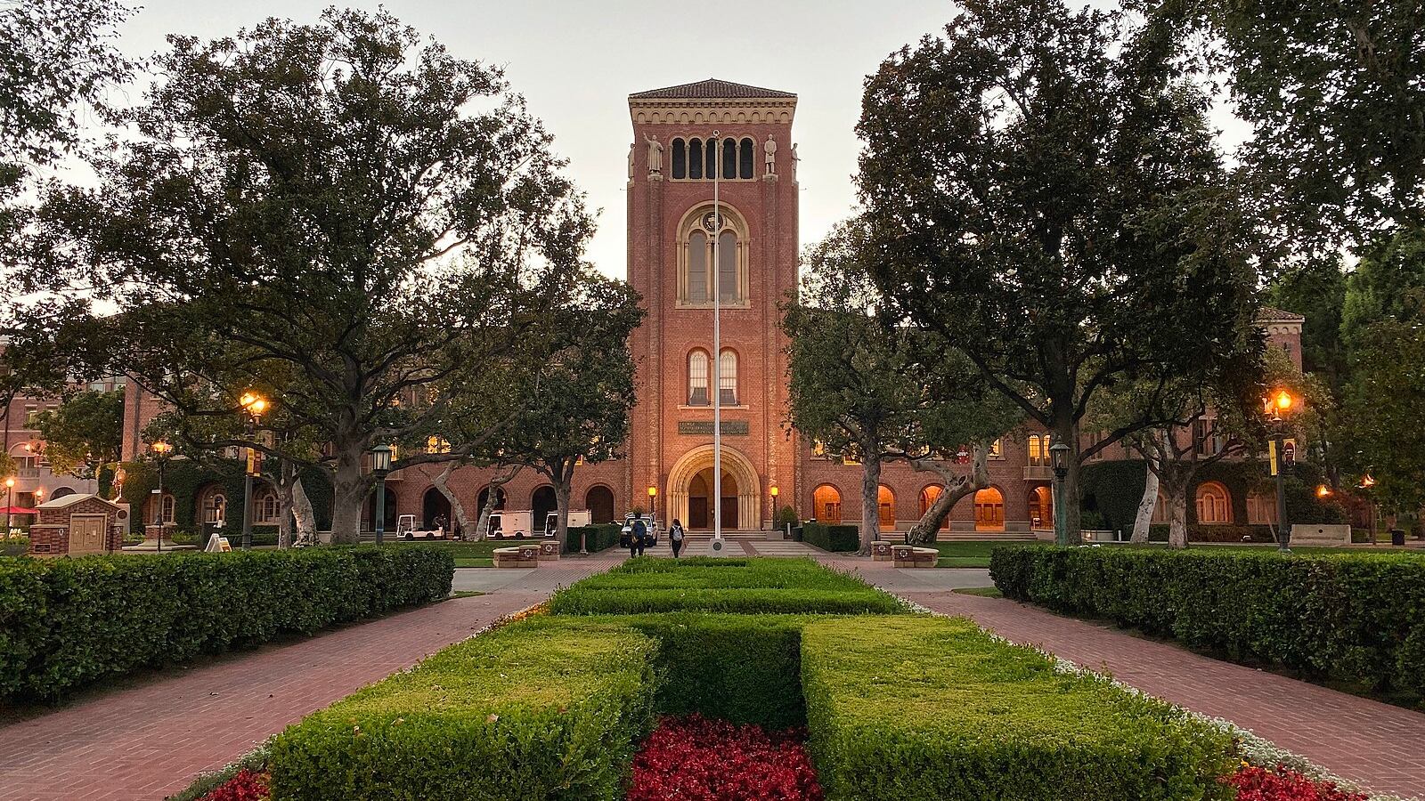 Bovard_Auditorium_at_dusk__University_of_Southern_California_rey9mk