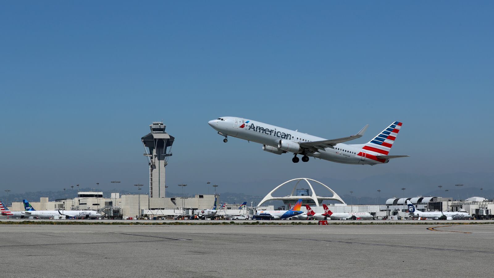 2018-03-28T000000Z_542163175_RC1A8B9252C0_RTRMADP_3_AMERICAN-AIRLINES-RESULTS_z64bbs