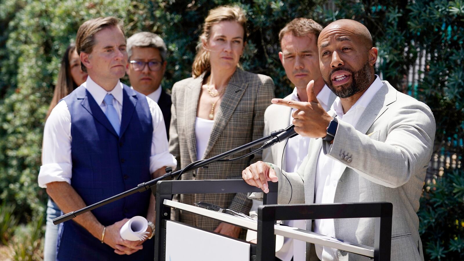 220504-cedars-sinai-tease-01_iskisl