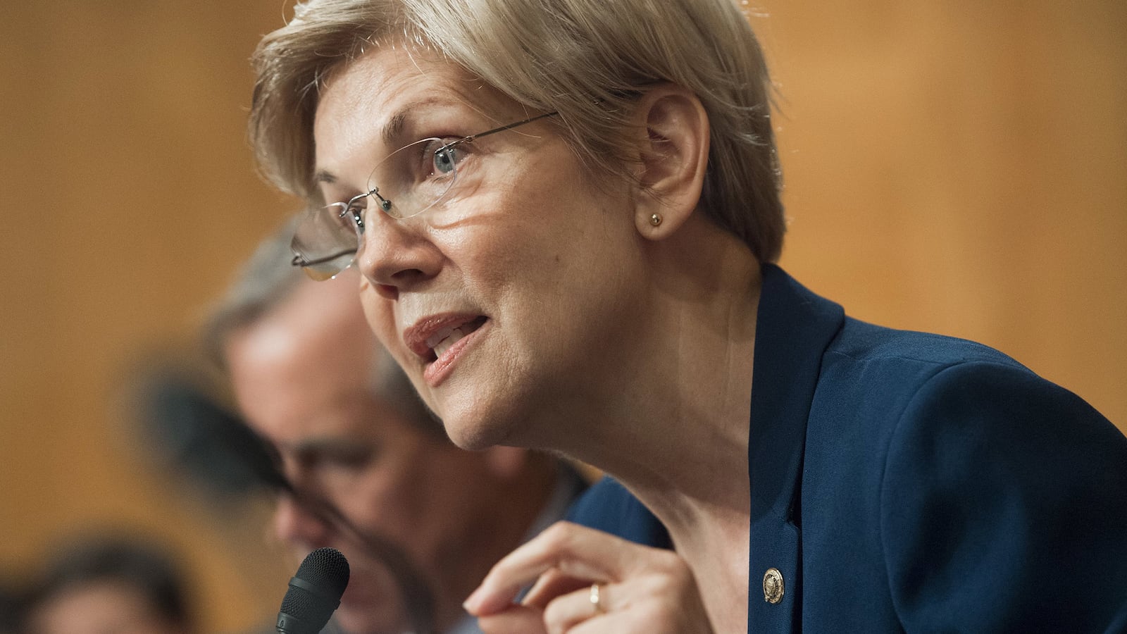 articles/2016/09/20/elizabeth-warren-grills-wells-fargo-ceo-hillary-clinton-feels-the-heat/160920-woodruff-wells-fargo-hearing-tease_kgmrqu