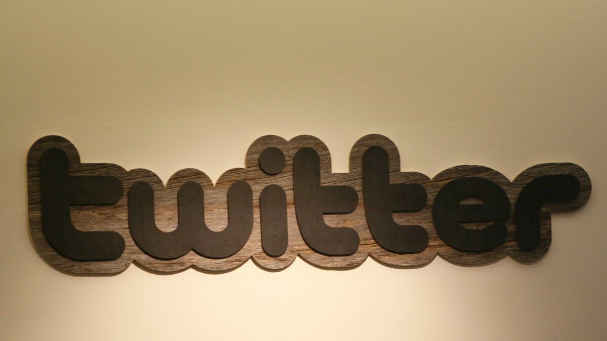 cheats/2012/07/26/g-chat-outage-rocks-the-internet/twitter-lawsuit-cheat_snrirh