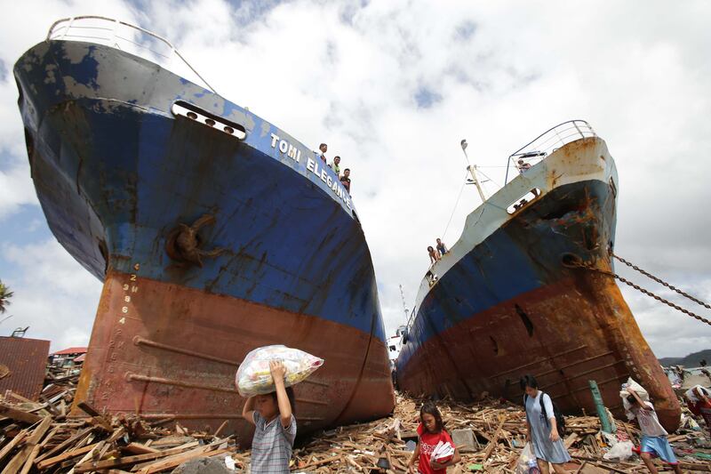 galleries/2013/11/08/monster-typhoon-haiyan-barrels-into-philippines-photos/131110-typhoon1_ggk0yq