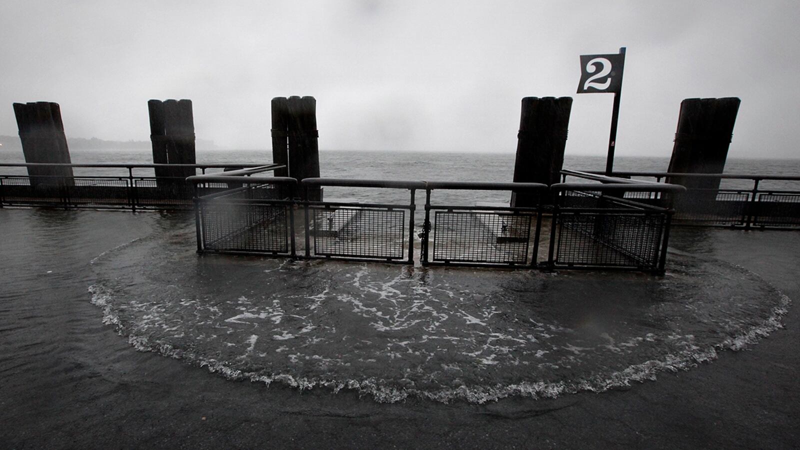 cheats/2011/08/28/rivers-overflow-into-nyc-streets/hurricane-irene-flooding-nyc-cheat_y27y1r