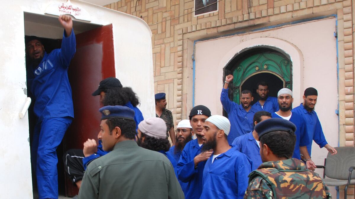 cheats/2011/06/22/40-al-qaeda-militants-escape-in-yemen/yemen-al-qaeda-prisoners-escape-cheat_lz1ptg