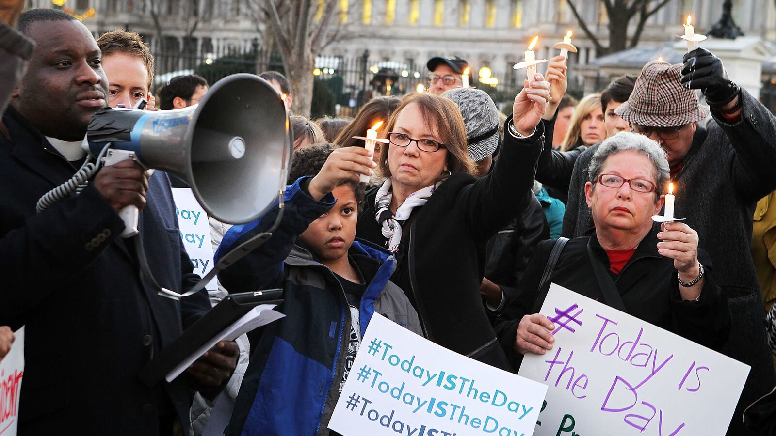 articles/2012/12/14/at-the-white-house-protesters-urge-obama-to-act-on-rising-gun-violence/green-dc-gun-control-rally-tease_o0bksf