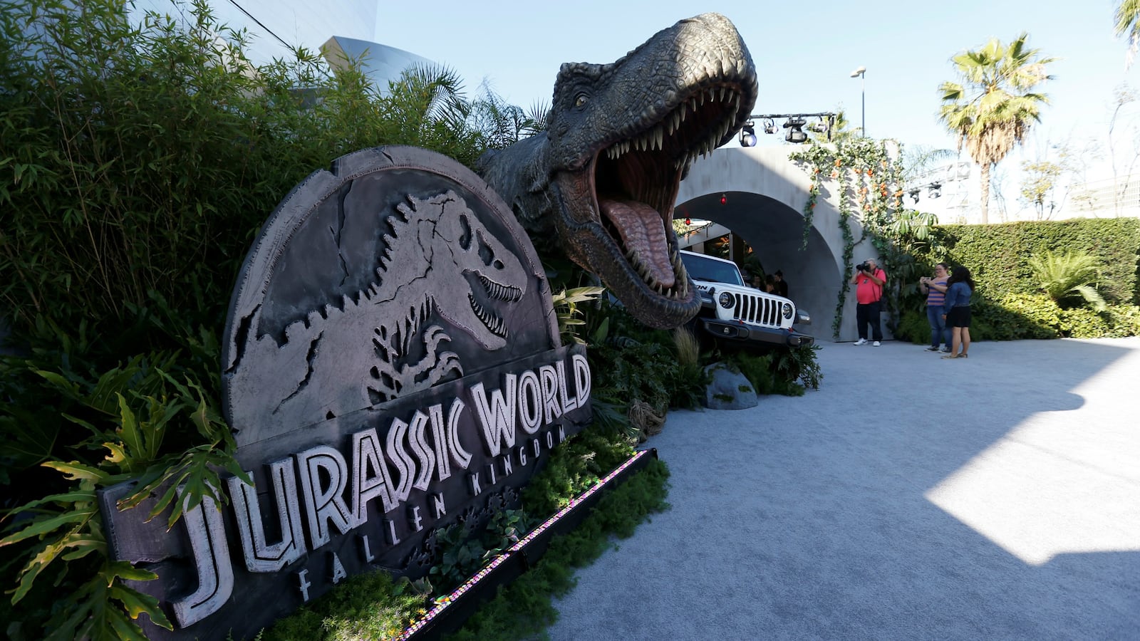 180701-jurassic-world-box-office-cheat_gxwhda