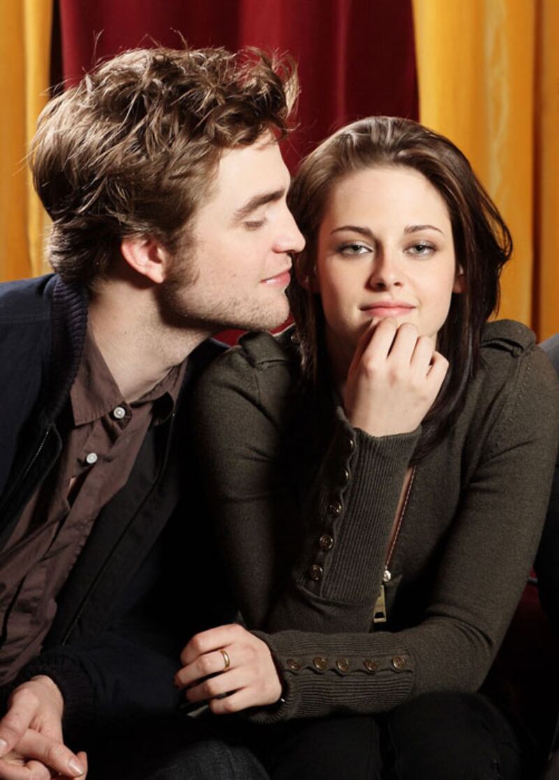 galleries/2010/08/23/on-set-romance/on-set-romance---pattinson-stewart_lzowrt