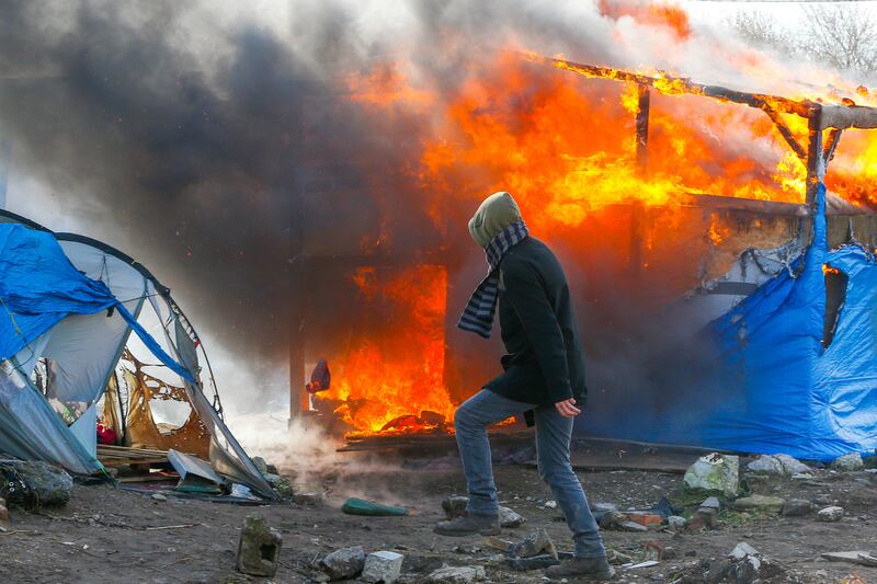 galleries/2016/03/01/police-dismantle-jungle-in-calais/160304-calais-police1_lpfqry