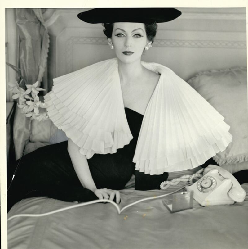 galleries/2013/12/03/from-gisele-bundchen-to-naomi-campbell-history-of-the-vogue-model-photos/131202-vogue-models-dovima_ksbmpj