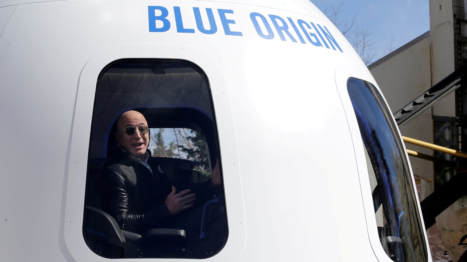 2021-06-07T111306Z_179529725_RC2NVN9UGPFB_RTRMADP_3_SPACE-EXPLORATION-BLUEORIGIN-BEZOS_wjpoyd