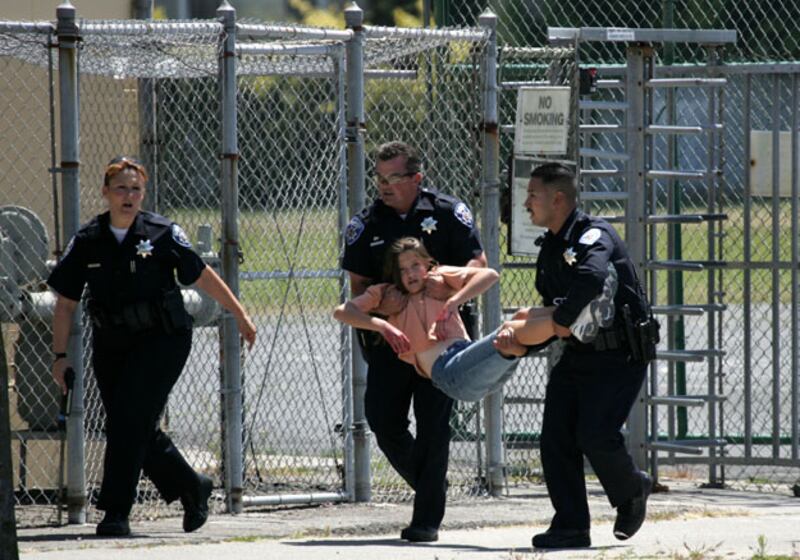 galleries/2010/04/07/dangerous-jobs/dangerous-jopolice-officer_ezrtaz