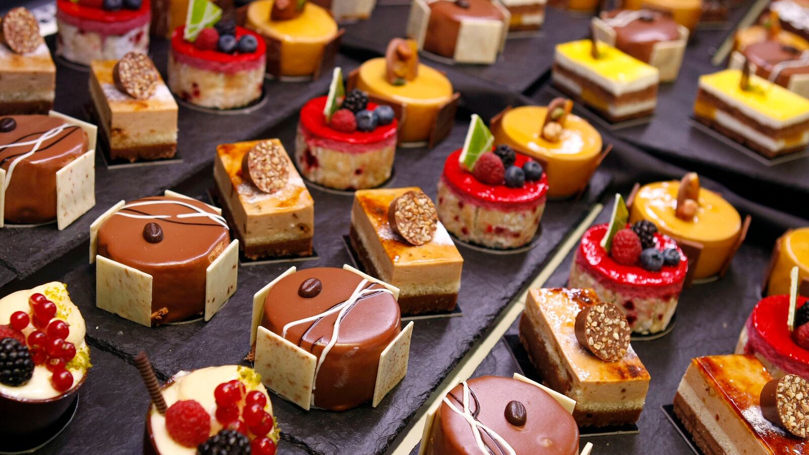 articles/2014/07/14/when-is-it-ok-to-cheat-the-pros-and-cons-of-cheat-days/140714-cheat-foods-dailyburn-tease_mf8ebg