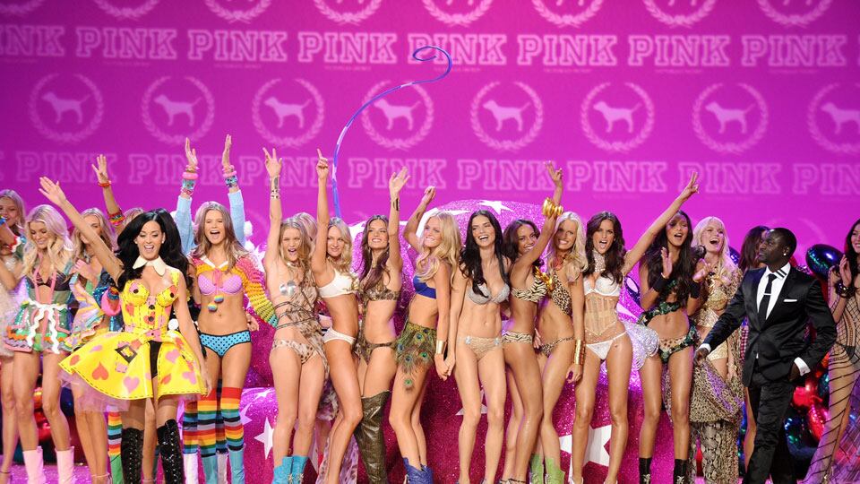 articles/2014/04/15/victoria-s-secret-fashion-show-heads-to-london-oscar-de-la-renta-seeking-new-creative-director/victorias-secret-runway-2_yzrtpx