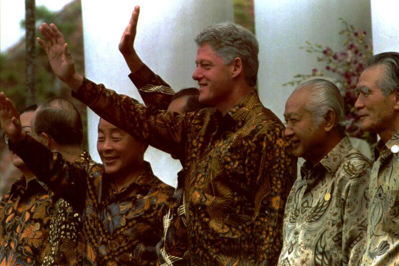 galleries/2011/11/15/apec-silly-shirts-through-the-years-photos/apec-silly-shirts-1994_ipdxr0