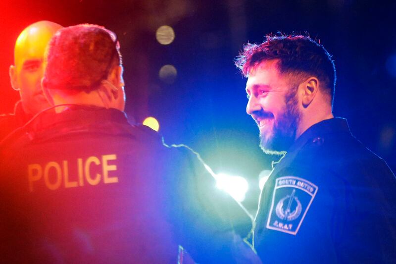 galleries/2013/04/19/boston-marathon-bombers-pre-dawn-manhunt-photos/130419-manhunt-celebrate-boston-police-tease_gzhysu