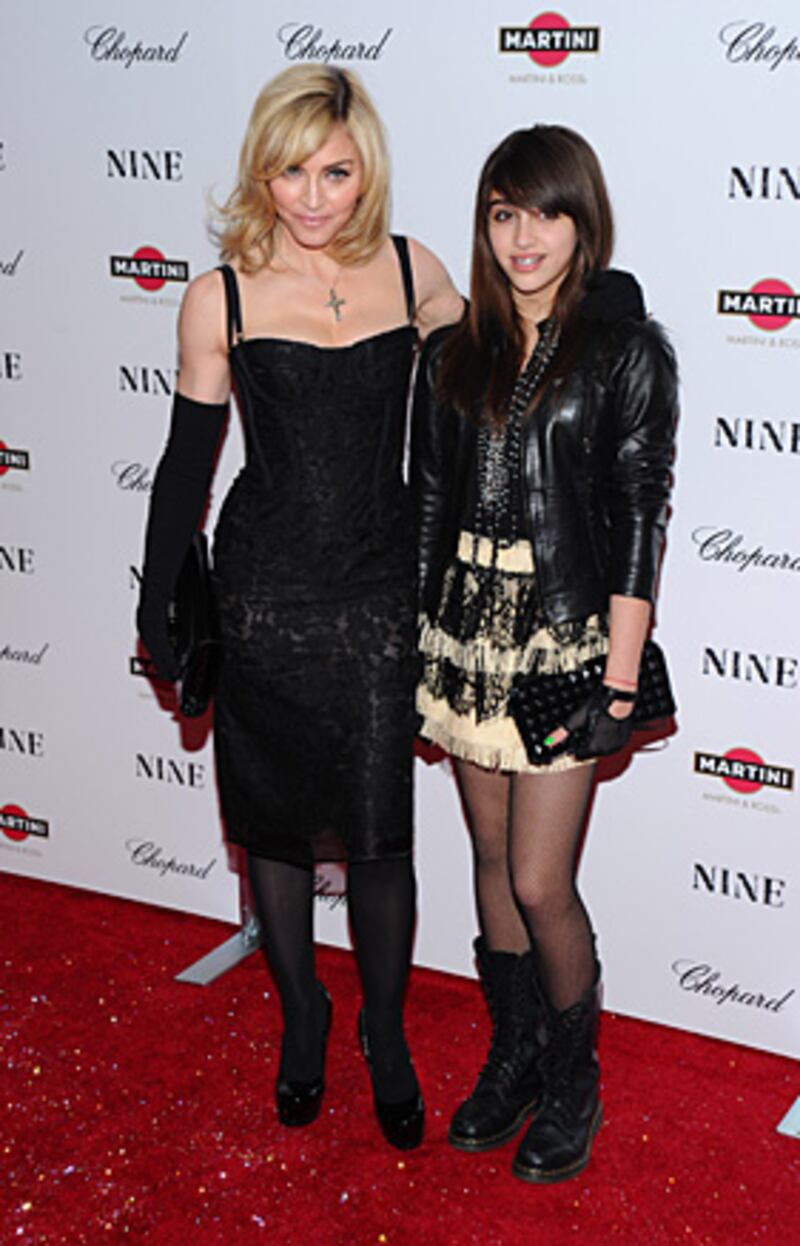 galleries/2009/12/24/the-year-in-red-carpet/year-in-red-carpet---madonna-lourdes_ffj5uy