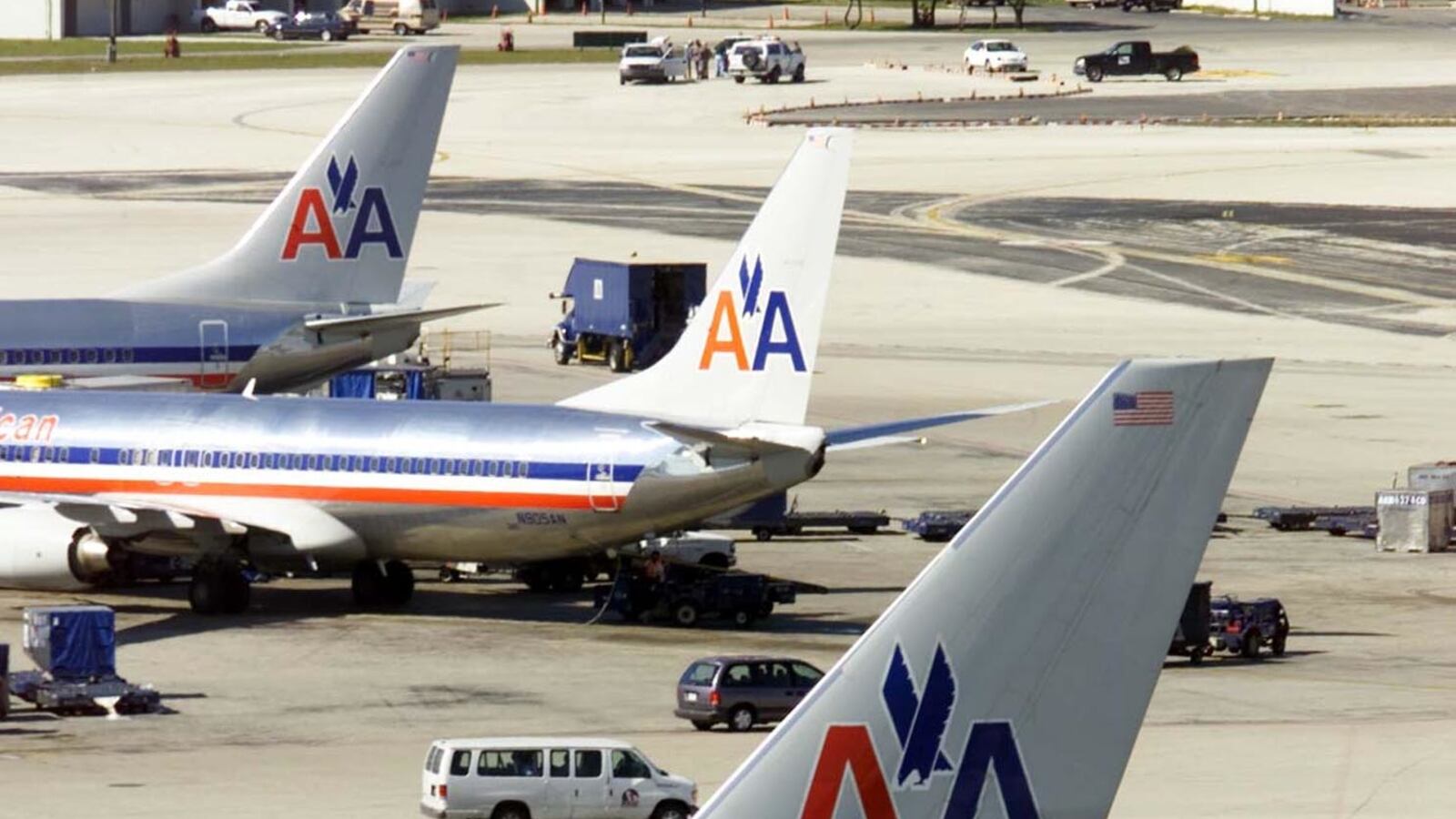 2001-01-08T000000Z_1086726347_RP2DRIFOCGAA_RTRMADP_3_BUSINESS-AIRLINES-AMR_jui0gm