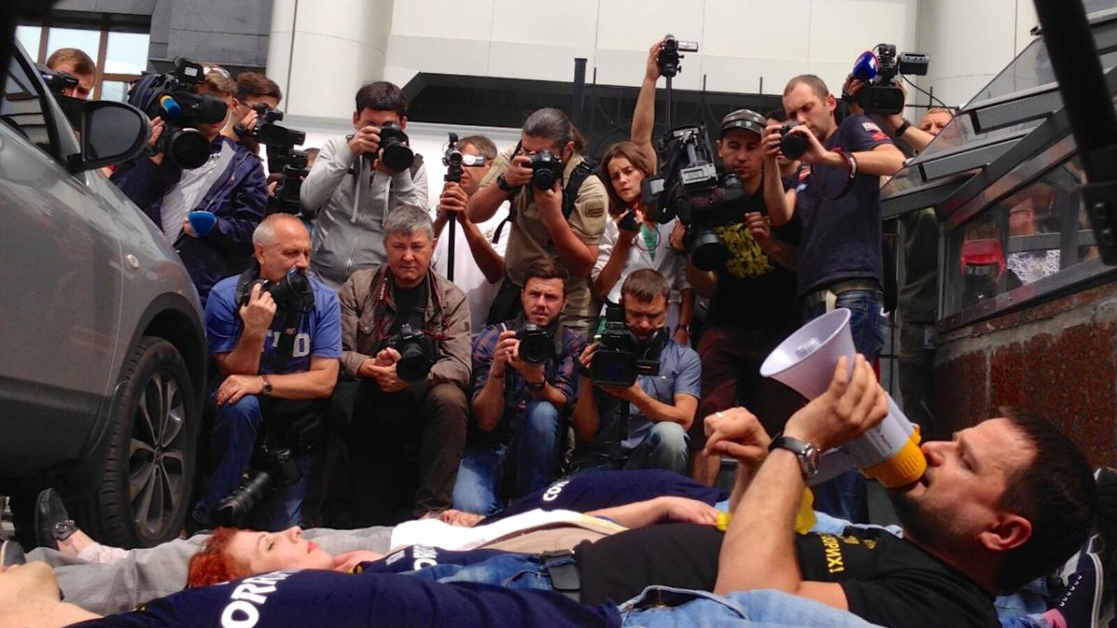 articles/2014/07/20/there-are-people-who-should-live-good-confronts-evil-in-ukraine/140719-daly-ukraine-aids-group-tease_yepaor