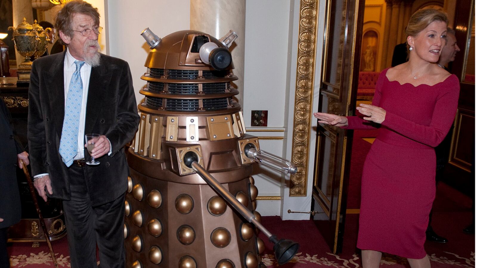 articles/2013/11/19/daleks-invade-buckingham-palace/dalek_xb78il