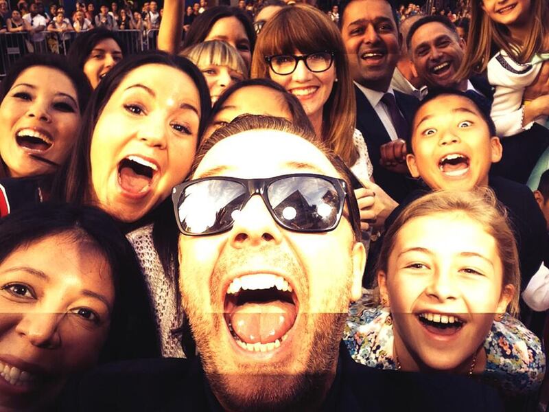 galleries/2014/03/16/kerry-washington-kristen-bell-and-the-week-s-best-celebrity-selfies/140314-selfies-rickygervais_do4wvj