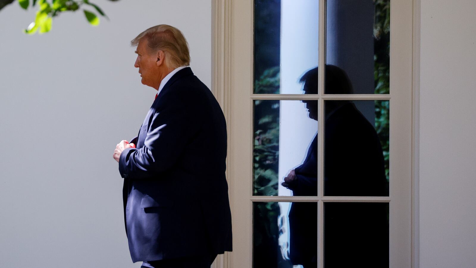 2020-10-02T122740Z_658663737_RC2CAJ9RH12O_RTRMADP_3_HEALTH-CORONAVIRUS-USA-TRUMP-RISK_j9utzp