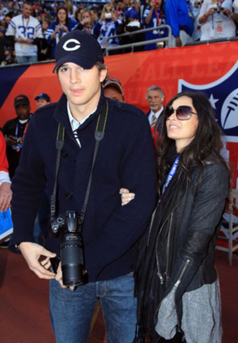 galleries/2011/02/05/celebrities-at-the-super-bowl/celeattend-super-bowl---ashton-demi_lel53s