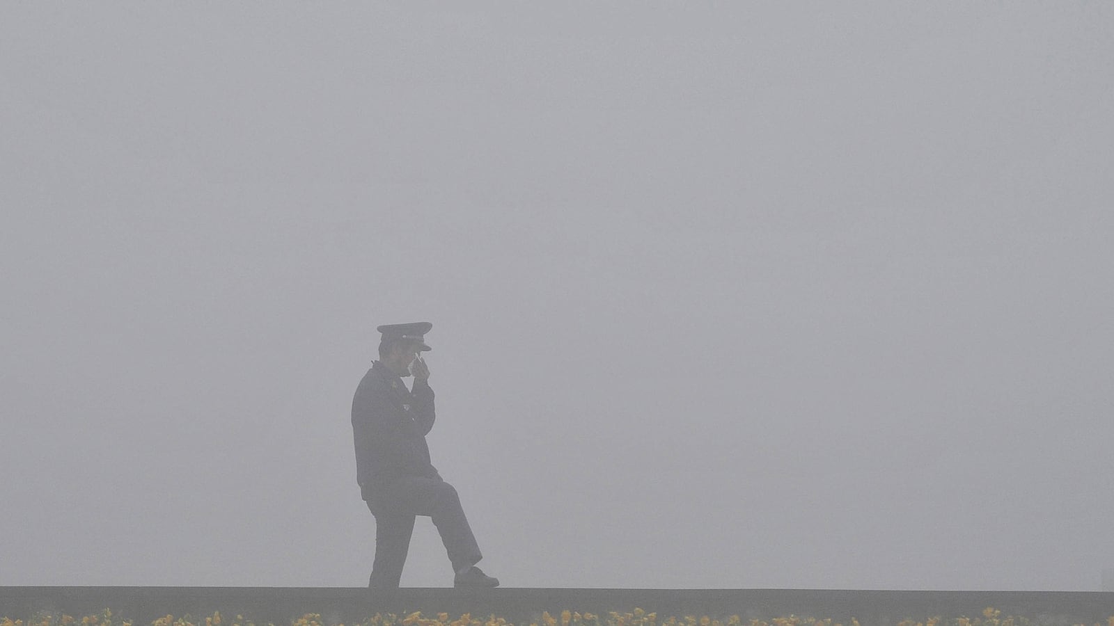 articles/2014/05/05/the-chinese-can-t-catch-their-breath/140504-hong-smog-tease_fvitwz