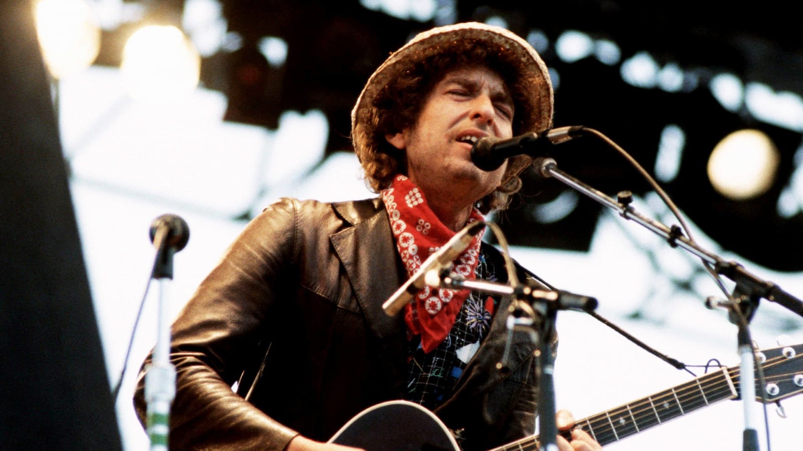 articles/2016/10/13/how-bob-dylan-rewrote-america-s-songbook/161014-Jones-Bob-Dylan-Songbook-tease_mknhg4