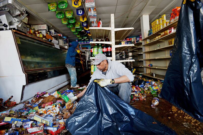 galleries/2012/11/06/price-gougers-looters-more-villains-of-hurricane-sandy-photos/sandy-villains-coney-island-looters_rgjxp7