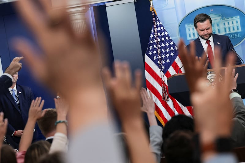 Reporters raise their hands during a press briefing held by U.S. Vice President JD Vance, the first since Karoline Leavitt stepped down as press secretary, at the White House, in Washington, D.C., U.S., September 3, 2026. REUTERS/Jonathan Ernst
